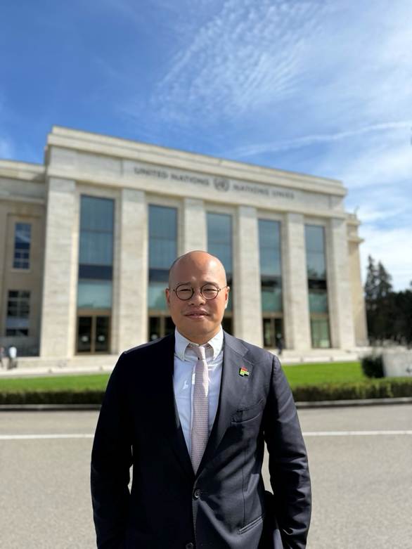 A person in a suit in front of a building
AI-generated content may be incorrect.